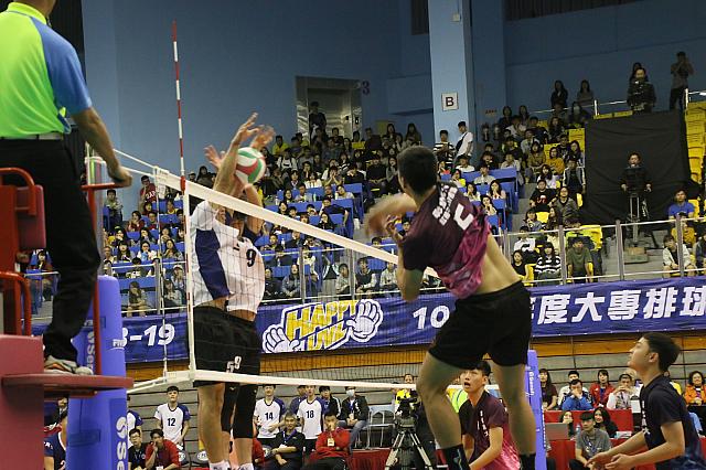 UVL男子決勝より。ブロックがガッチリ決まっています