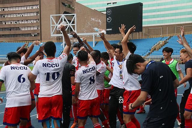 UFL一般組で優勝した國立政治大學の歓喜の様子。水をかけあうところは屋外の競技ならでは。