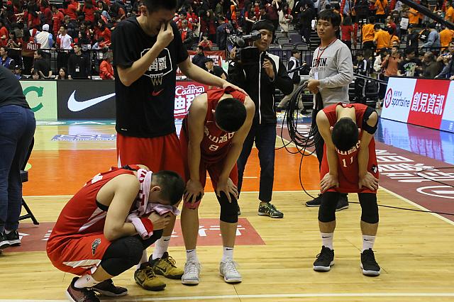 男子決勝で敗れた南山高中の選手たち。つい感情移入してしまいます。