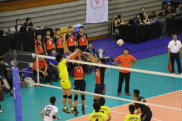 鎮西・水町選手のスパイクをブロックする豐原高商の選手たち。予想以上のパワーだったのか、弾かれたり、抜かれたりしていました。