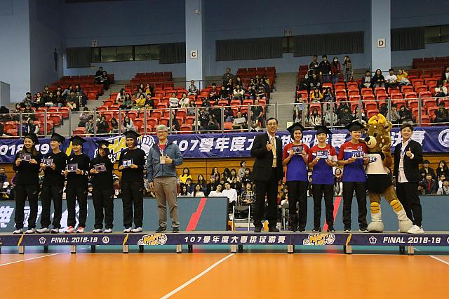 大学バスケ・UBAでも見られた卒業生の戴帽式。決勝進出の男女4チームまとめて表彰式に行いました。