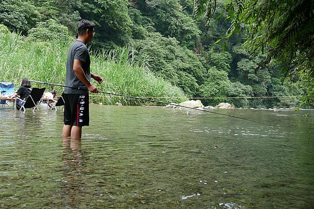 こちらでは釣りをしている仲間を発見
