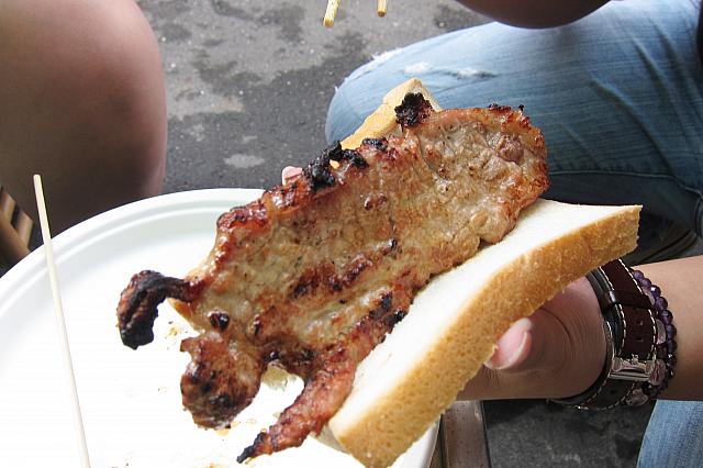 バーベキューのお供はサンドウィッチ用の薄い食パン！これが台湾スタイル♪