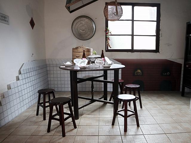 昔の食卓風景。家族みんなでにぎやかな食卓を囲んだのでしょう…