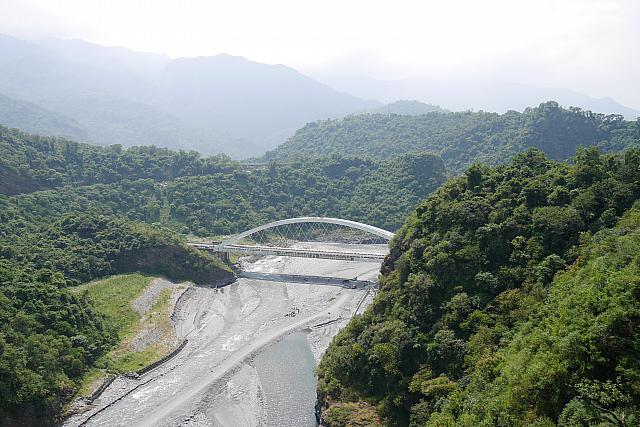自動車は谷を降りて下に建設された橋を渡るのですが、これがまた遠いのです