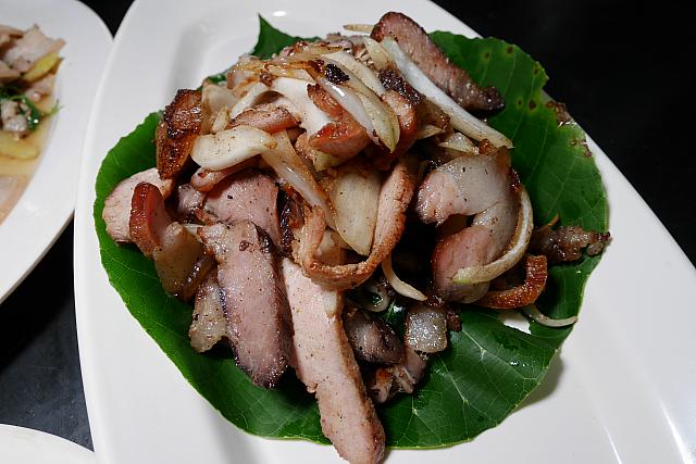 原住民集落に来たらやっぱり食べたい香ばしさ満点のイノシシ肉の焼肉