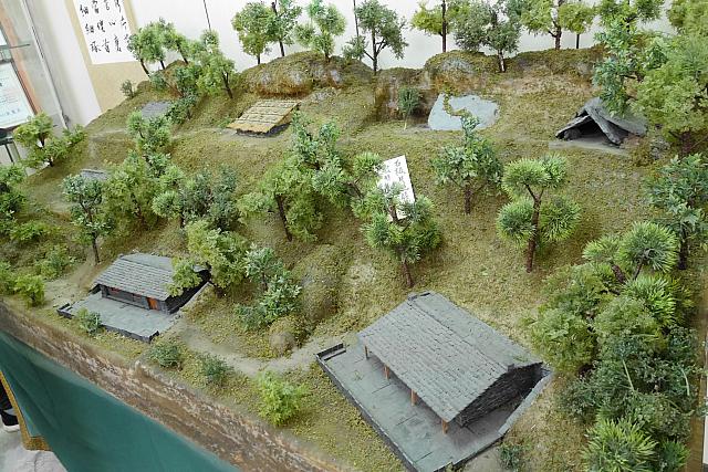 工房の中にはルカイ族の住居を年代別に再現した模型もあります