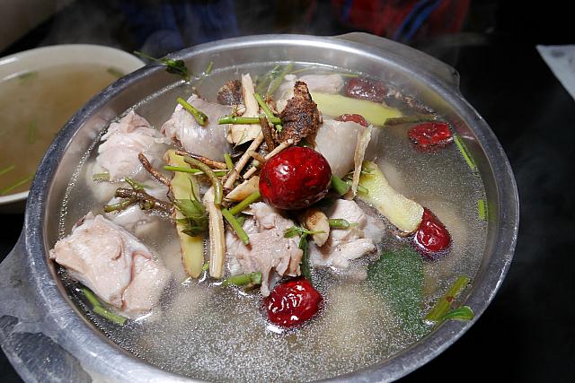 ゴロゴロ鶏肉が入った薬膳スープ