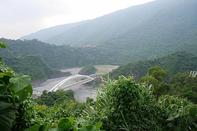 白い川原を水面に見立てて、頭と背中を外に出している龍のように見えますね