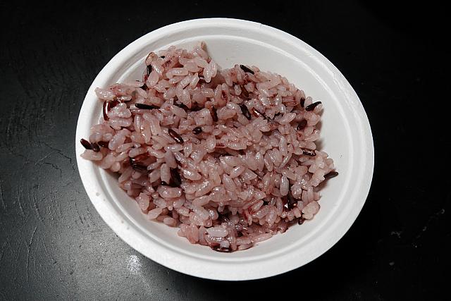 お赤飯みたいですがレッドキヌアが入ったご飯。一粒一粒しっかりしていて美味