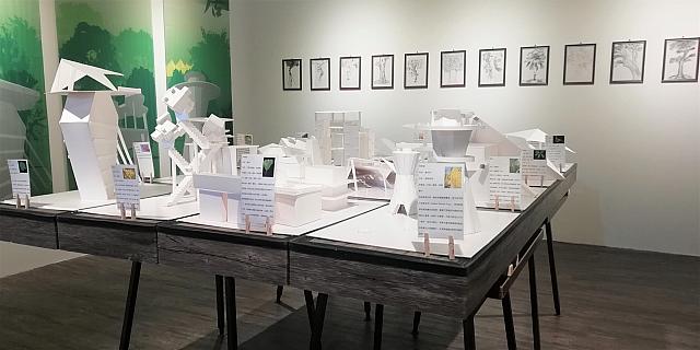 学生たちの想像力豊かな建築模型やドローイングの展示