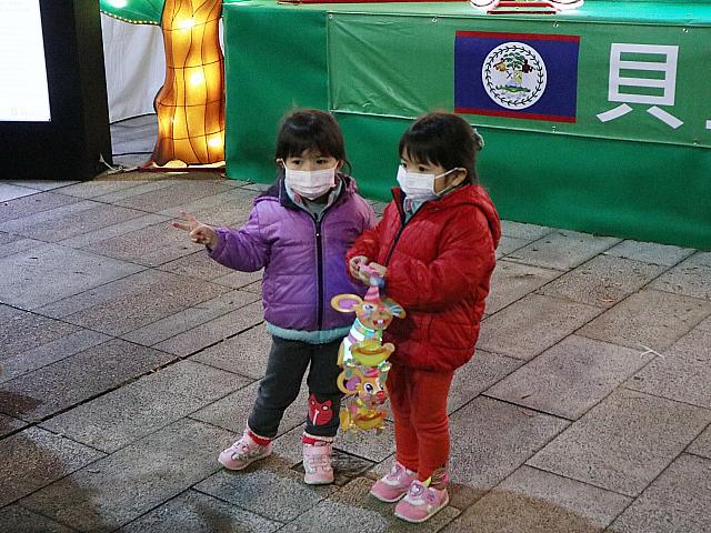 手提げランタンを手にポーズをとる女の子がかわいい♪