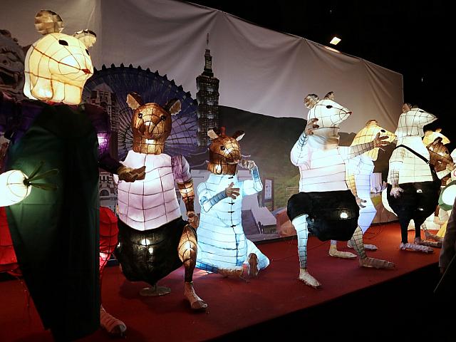 台北観光スポットの前でポーズをとるねずみたち