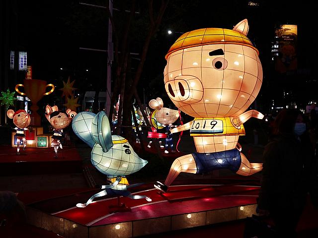 陳祖榮氏の作品でテーマは「TOKYO GO」。干支の交代とオリンピックイヤーをかけているのかな？