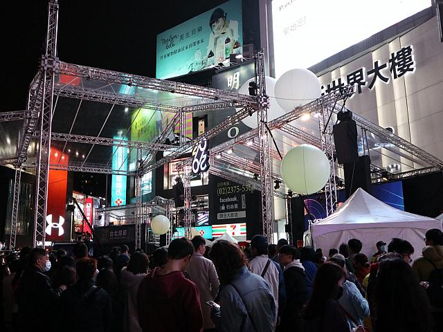 多くの人で埋め尽くされた開幕式前のステージ広場。ナビは人の多さに見学は断念！