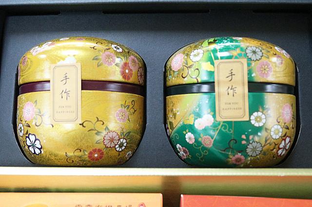 鮮やかな色の漆器に入ったギフトもあります