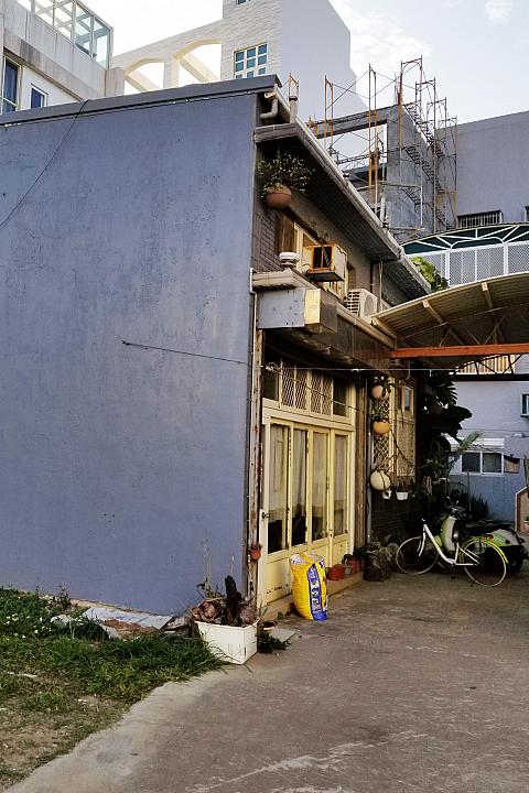 冬季シーズンは使っていなかった寮に案内してくれました