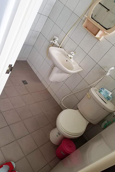 シャワーとトイレは一緒で、各部屋に付いています