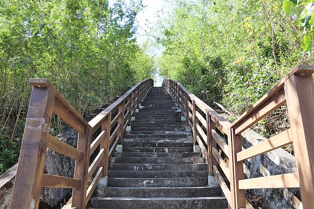 この階段を上がっていくと記念碑に辿りつきます