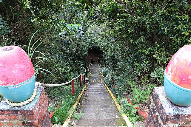 原住民の言葉では「サジュンジュン」といい、のぼる時に膝が鼻に当たるほど傾斜があるという意味だとか