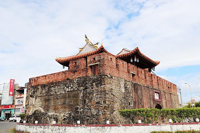 城門座には恆春半島東海岸にある砂岩の礫石(表面の風化した石)、咾咕石(珊瑚礁岩)など、台湾の石材も使われています