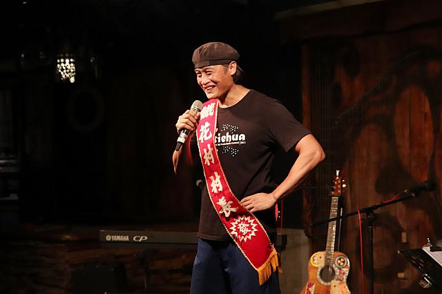 カーン、カーン♪村長が叩く鐘がライブ始まりの合図。「上課啦～！(授業ですよ～！」