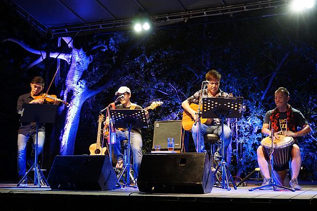 アミ族語の「鹹豬肉(SILAW)」から命名したというKASILAWのライブ