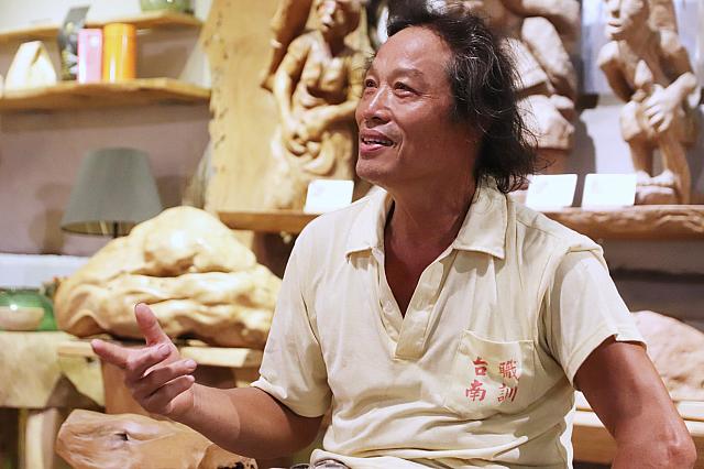 作品について語る阿水さん