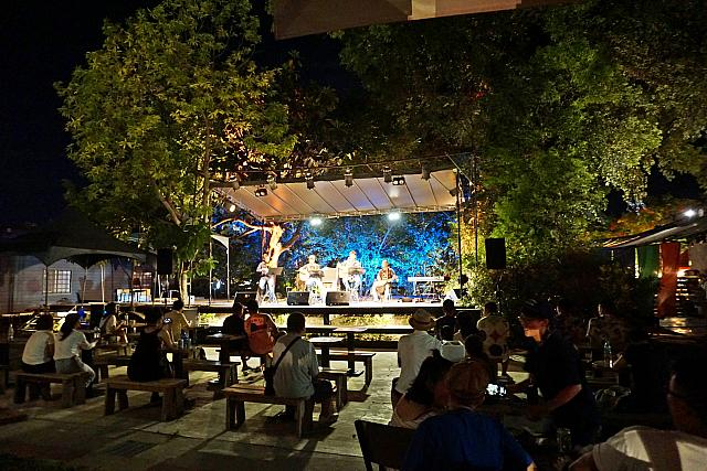 鉄花村のステージと客席は出演アーティストによって異なる姿で組み立てられるんだとか。おもしろ～い！