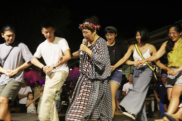 最後は輪になって原住民のダンスを見よう見まねで踊る、踊る、踊る！どの顔も笑顔