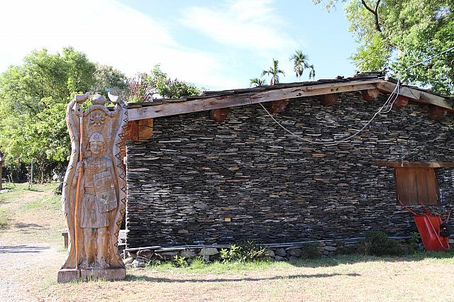 なぎ倒された木々や石を集めて建てられた頭目の家