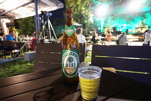 風を感じながらゆる～い気分でライブを楽しもう！ワンコも客席やステージをうろうろして、どこかまったり。思わず体がリズムを刻み、笑顔がこぼれるはず