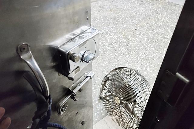 鍵を閉めないようにしているので、半開きにしておいてくださいね～