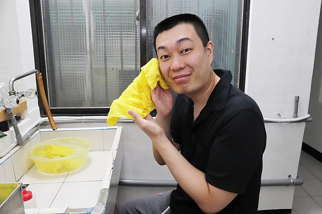 顔を拭くためのぬれタオルをくれるので顔はご自身でどうぞ！ゴダさんはお風呂上りかと思うくらいさっぱりした表情