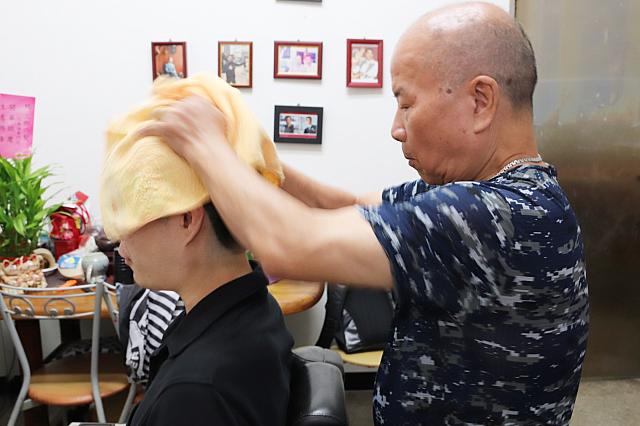 再度席に戻ると三郎さんが仕上げの拭き拭き