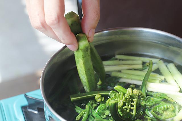 熱湯で茹でます！火鍋みたい！？