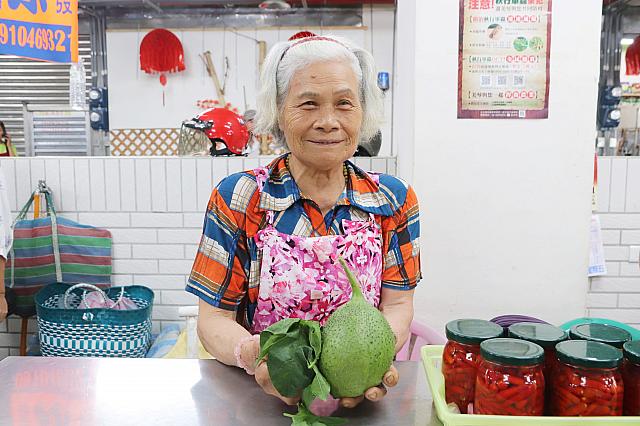 「Ina, Pianen？(オバチャンいくら)」返ってきた答えは中国語で「50元だよ」