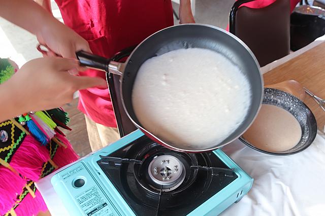 フライパンをぐるりと回して広げます。薄焼き卵を作る要領でまんべんなく！