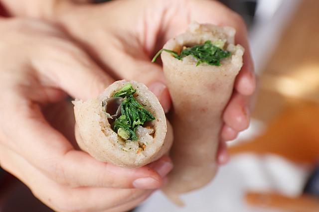 お好みでソースと野菜を入れて巻いたらOK！手巻き寿司というよりアミ風の潤餅(台湾風春巻き)だなー。皮もちもち～♪