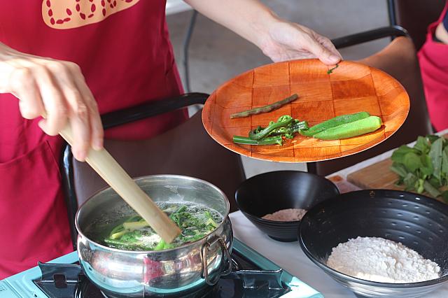 野菜ごとに取り分けて粗熱を取り除き……つまみ食い(味見)もお忘れなく。大自然の旨味いっぱい！