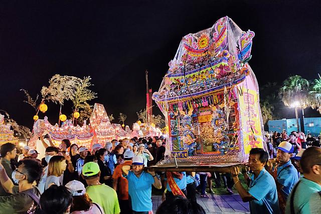 車からおろされた灯篭はおみこしのように待機所へ運ばれます