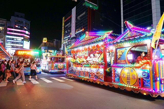 花車に並ぶ市バス