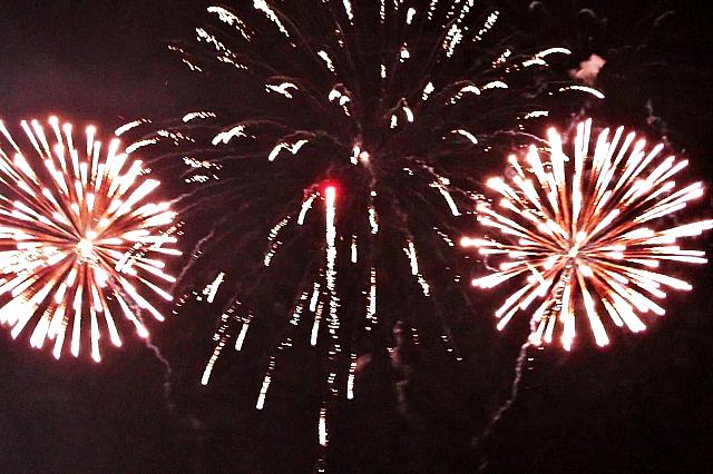 花火大会さながらの数が打ち上げられた花火