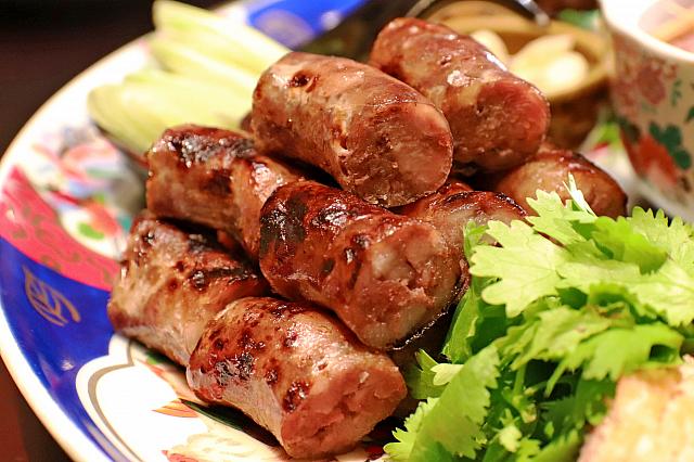 【手工現灌香腸】亜硝酸塩不使用の茶色いソーセージ。この色が本来あるべき色なんです。隣に添えられた生ニンニクと一緒に食べるのが台湾流！
