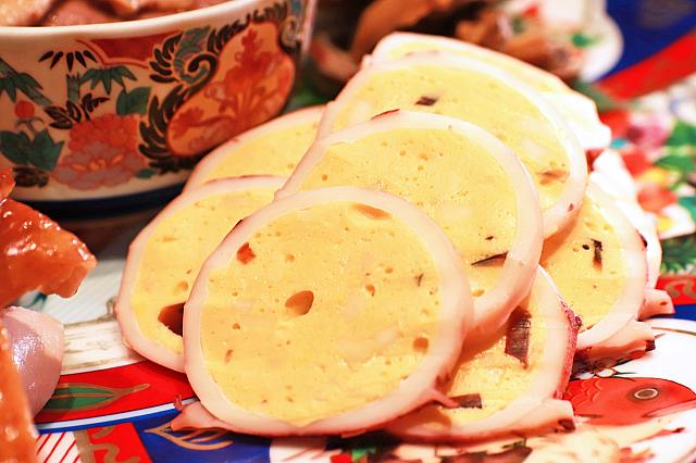【三色蛋中卷】こだわりの皮蛋(ピータン)、鹹蛋(しょっぱい鴨のタマゴ)、ニワトリの初卵を黄金比で澎湖産のイカに詰めたもの。3種類のタマゴとイカの甘みがくせになります！