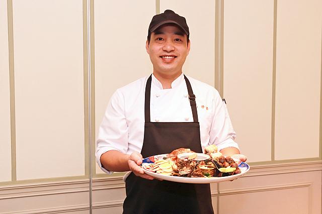 大切なレシピを丹念に再現するシェフ