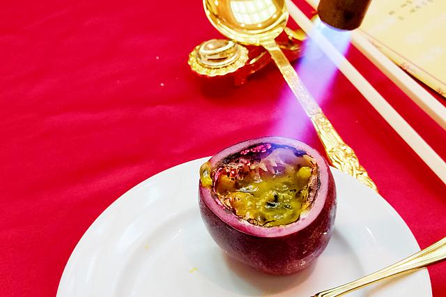 酸味の強いパッションフルーツはバーナーにかけると酸味が抑えられて香りが強くなるというので、試してみました！うん、ほんとだ～～！