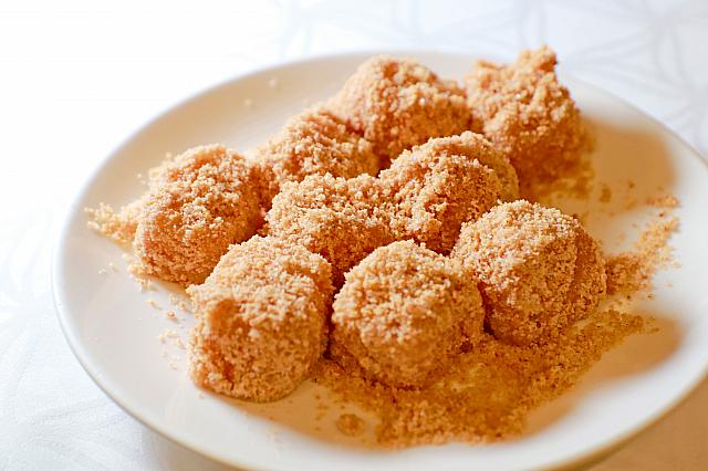 食事の最後にサービスされるピーナッツ粉がかかったお餅はナビのお気に入り～！満腹なのにこのお餅は別腹で食べられるほどおいしいのです