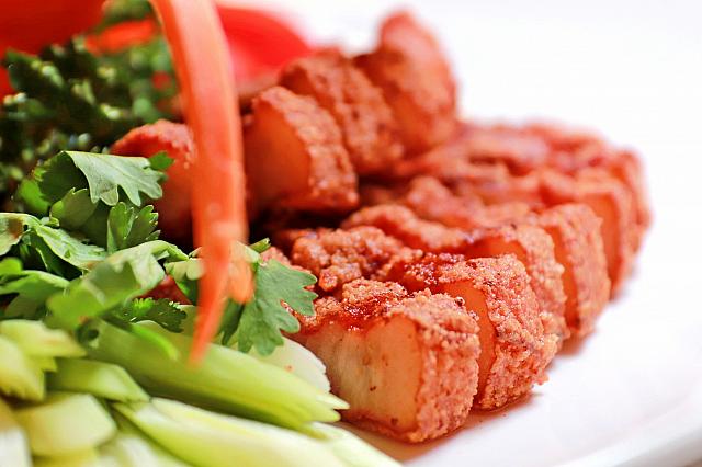 【鹽酥紅糟肉】皮がサクサクの豚肉フライ。お肉によく味が染み込んでいて、噛めば噛むほど旨味が滲み出てきます！どんな料理にも合う「海山醬」につけてどうぞ！
