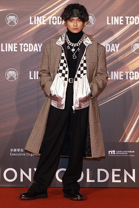 新人賞ノミネートの『李浩瑋(ハワード・リー)』。オーバーサイズのレイヤードファッションがアウトロー感を演出